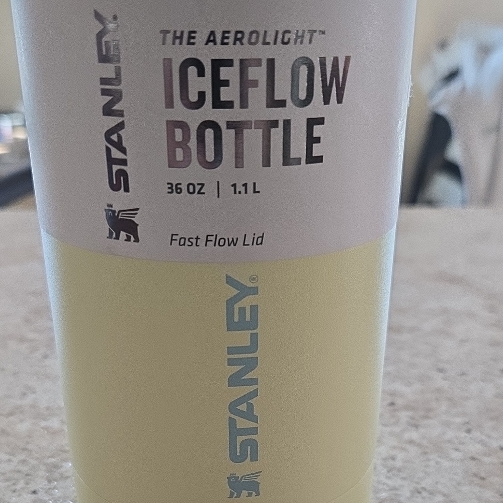 Stanley IceFlow Bottle in Light Yellow